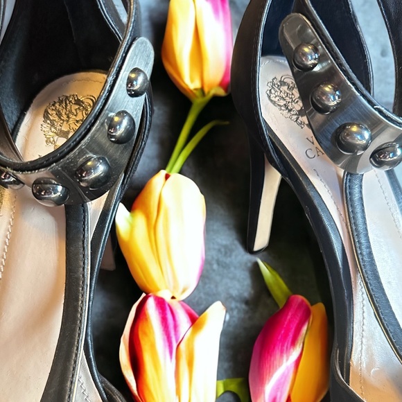 Peep toe pump with T strap . - Picture 3 of 5